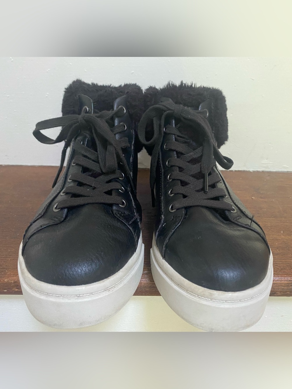 Koolaburra UGG Women's Sundell Fuzz Chukka Black Leather Sneakers Size 7.5